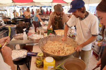 Essenszubereitung durch freiwillige Helfer nach dem Hurrikan Katrina