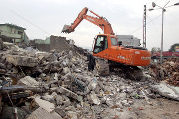 Aufraeumarbeiten im Erdbebengebiet Muzaffarabad