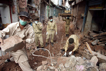 Vom Erdbeben zerstoerte Innenstadt Muzaffarabad