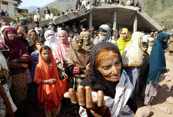 Hilfgueterverteilung an Erdbebenopfer in Pakistan