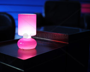 Berlin  Deutschland  rosafarbene Lampe auf einem Tischchen