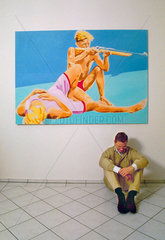 Berlin  Deutschland  Guido Westerwelle vor einem Bild des Malers Norbert Bisky