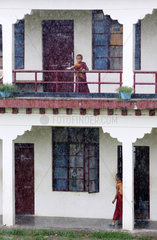 Buddhistische Tempelanlage im Regen