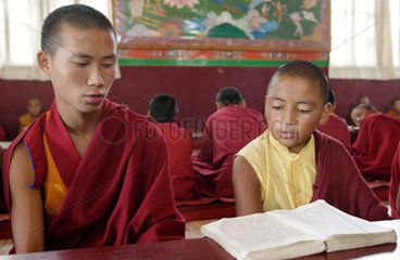 Junge buddhistische Moenche in Gewaendern