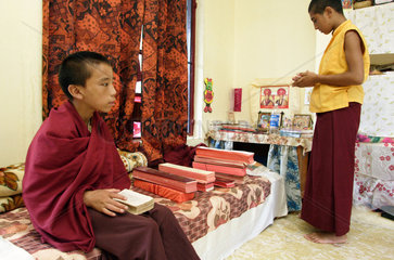 Junger buddhistischer Moench in seiner Klausur