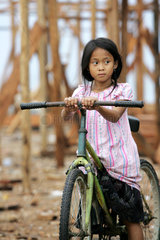 Portraet eines Maedchens auf einem Fahrrad
