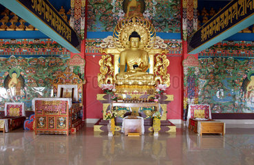 Buddhastatue und Schnitzkunst im Drukpa-Kagyu-Kloster