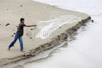 Ein Fischer aus Gunungsitoli wirft sein Netz aus