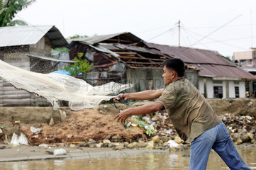 Ein Fischer aus Gunungsitoli wirft sein Netz aus