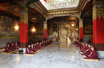 Buddhistische Moenche meditieren im Drukpa-Kagyu-Kloster