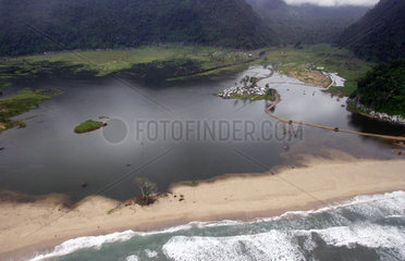 Tsunami Kuestenluftaufnahme in der Gegend um Lamno
