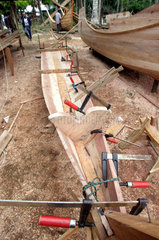 Mit Hilfe von Holzklemmen werden Holzplanken fuer den Schiffsbau zusammengehalten