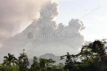 Indonesien  aktiver Vulkan Gunung Merapi auf Java