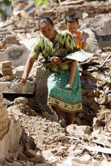 Indonesien  Java  Hilfsgueterverteilung im Erdbebengebiet
