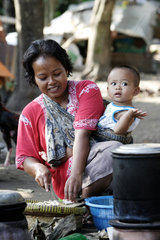 Indonesien  Java  Erdbebenopfer beim Zubereiten einer Mahlzeit