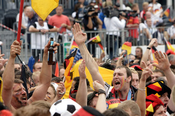Fussballfans auf der Fanmeile vor dem Brandenburger Tor  Berlin