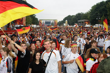 Fussballfans auf der Fanmeile vor dem Brandenburger Tor  Berlin