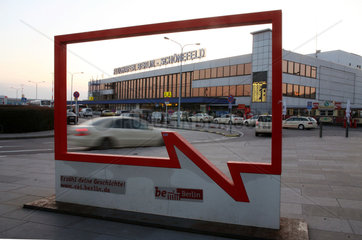 Schoenefeld  Brandenburg  Aufsteller der be Berlin Kampagne vor dem Flughafen Schoenefeld