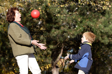 Berlin  eine Grossmutter spielt mit einem Jungen Ball