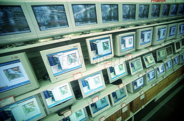 Verkaufswand im Mediamarkt mit Computermonitoren