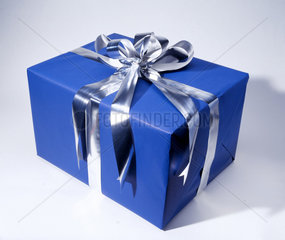 blaues Geschenk mit silberner Schleife
