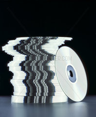 CD Stapel vor schwarzem Hintergrund