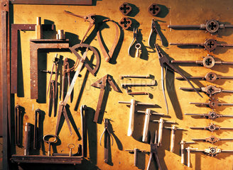 Wand mit geordneten Werkzeugen in Werkstatt