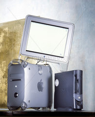 Computer von Apple Macintosh mit Dell Computer und Monitor