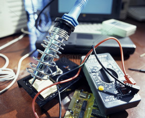 Arbeitsplatz fuer die Reparatur von elektronischen Geraeten