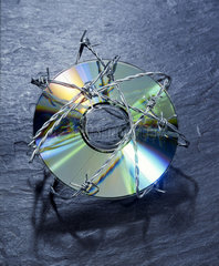 CD-Rom mit Stacheldraht gesichert