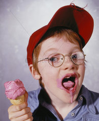 Junge isst ein Eis