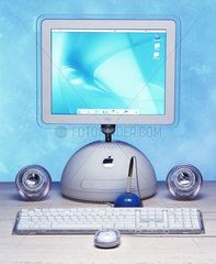 Arbeitsplatz mit iMac Computer von Apple Macintosh