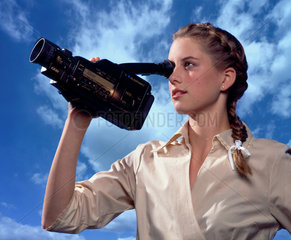 Frau filmt mit Super 8 Kamera