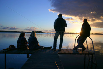 Ploen  Deutschland  eine Gruppe Camper auf einem Steg am grossen Ploener See