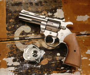 Revolver und Sheriffmarke