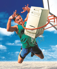 Mann wirft Rechner in einen Basketballkorb
