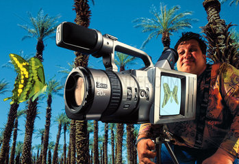 Mann filmt mit digitaler Videokamera