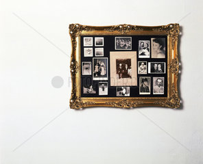 Bilderrahmen mit verschiedenen Fotos an der Wand