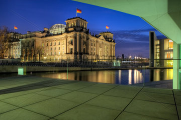 Berlin  Parlamentsbauten und der Reichstag im Spreebogen am Abend