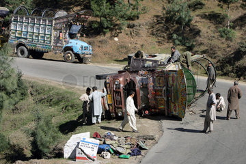 Verkehrsunfall auf dem Weg nach Battagram im Erdbebengebiet von Pakistan