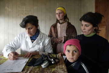 Eine Aerztin der SOCO Stiftung untersucht Patienten auf dem Dorf