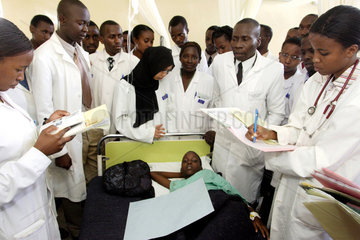 Kenia  Arztvisite an einem Patienten im Moi University Hospital