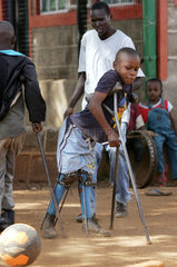 Kenia  Koerperbehinderte Jungen spielen Fussball in der Missionsstation Nyabondo