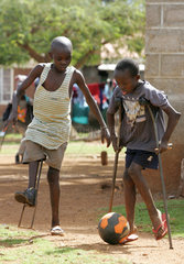 Kenia  Koerperbehinderte Jungen spielen Fussball in der Missionsstation Nyabondo