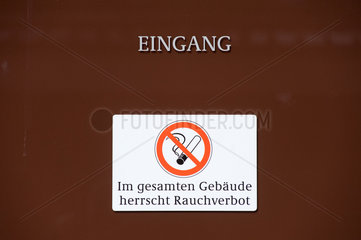 Dessau  Deutschland  Rauchverbotsschild am Eingang des Umweltbundesamtes