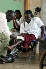 Kenia  Therapie fuer koerperlich und geistig Behinderte in der Missionsstation Nyabondo