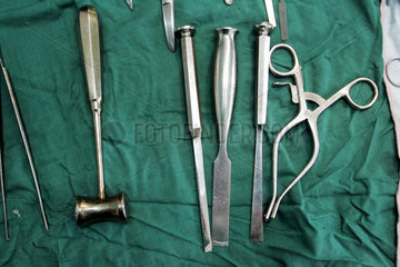 Kenia  medizinische Instrumente im OP der Missionsstation Nyabondo