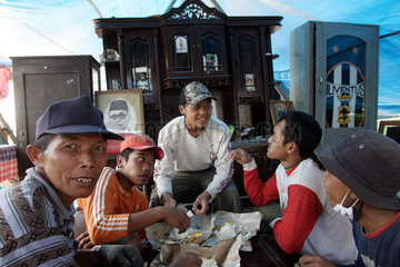 Mittagspause fuer Aufraeumhelfer im Erdbebengebiet  Java