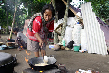 Indonesien  Java  Erdbebenopfer beim Zubereiten einer Mahlzeit