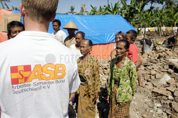 Indonesien  Java  ASB Hilfsgueterverteilung im Erdbebengebiet